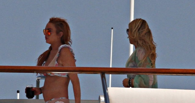 Lindsay Lohan enjoying her time with Holfit Golan some friends days after split with Egor Tarabasov