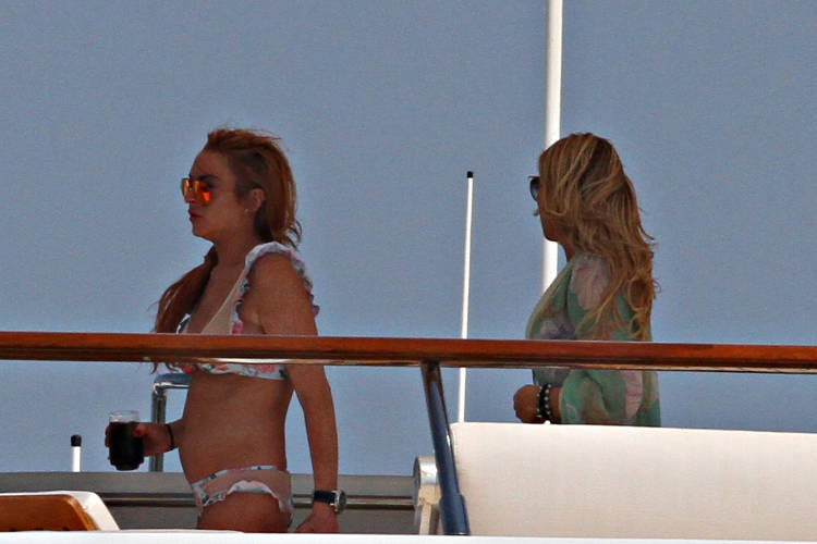 Lindsay Lohan enjoying her time with Holfit Golan some friends days after split with Egor Tarabasov