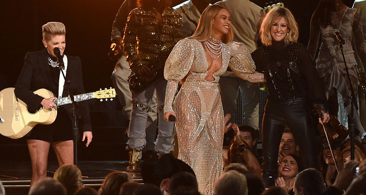 Watch Beyonce’s Stunning CMA Outfit & Performance