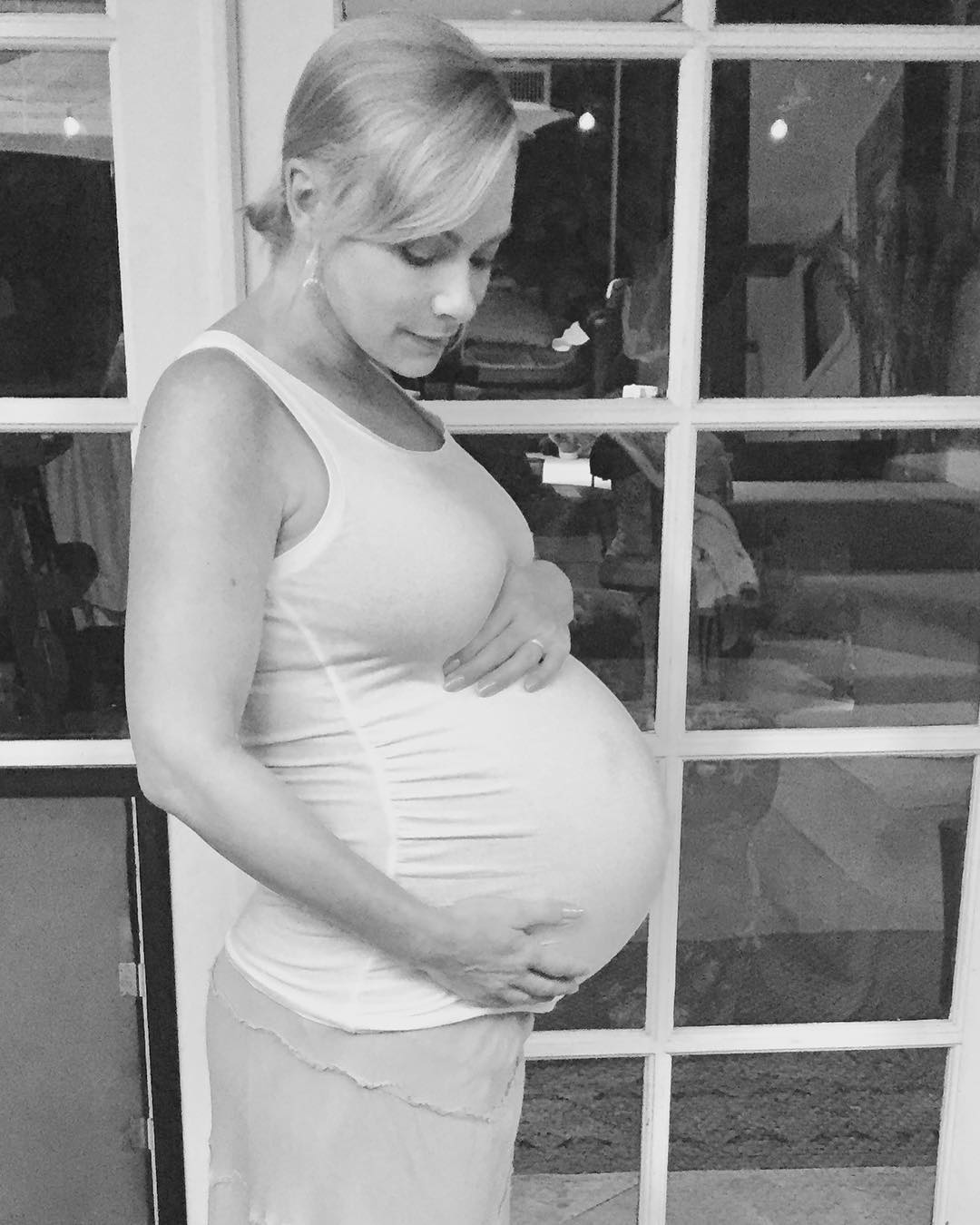 Jaime Pressly celebrates Bumb Day by embracing her baby bump
