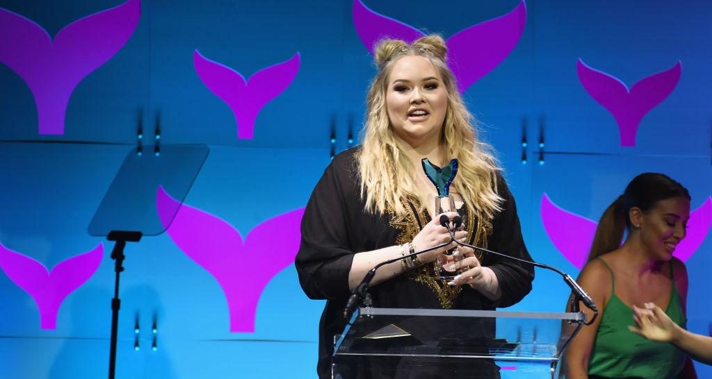 Nikki Tutorials accepts an award on stage at the The 9th Annual Shorty Awards