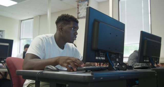Kailon Davis Wiki, Age and Facts About the Footballer from “Last Chance U”
