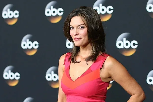 Alana De La Garza Wiki – Bio, Net Worth, and Family